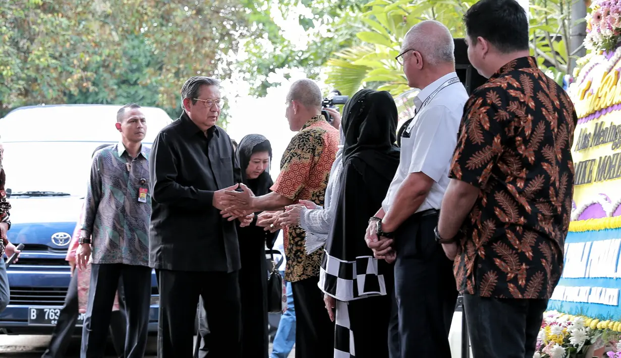 Sehari sebelum meninggal, Mike menjadi salah satu pengisi acara dalam ulang tahun pernikahan ke-40 SBY dan Ibu Ani. Keganjilan dilihat oleh pasangan mantan orang nomor satu Indonesia tersebut. (Adrian Putra/Bintang.com)