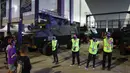 <p>Beberapa petugas keamanan stadion bersiaga di depan kendaraan taktis (rantis) yang akan mengangkut skuad Persija Jakarta usai laga pekan ke-10 BRI Liga 1 2023/2024 menghadapi Dewa United di Stadion Indomilk Arena, Tangerang, Jumat (25/8/2023). (Bola.com/M Iqbal Ichsan)</p>