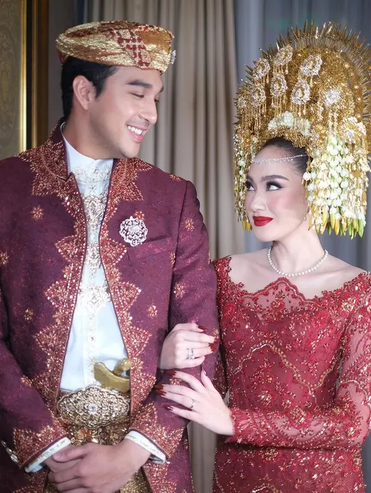 Di momen Resepsi Adatnya, Salsabilla Adriani tampil dengan nuansa makeup bold. [Foto: Instagram/rhay_david]