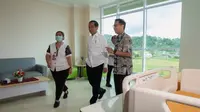 Menteri Kesehatan RI Budi Gunadi Sadikin memberikan penjelasan saat mendampingi Presiden RI Joko Widodo (Jokowi) memeriksa kesiapan RSUD Komodo menjelang pelaksanaan KTT ASEAN 2023 pada 9 Mei 2023. (Dok Kementerian Kesehatan RI)