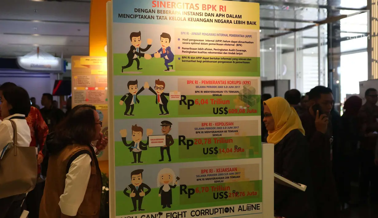 Sejumlah pengunjung melihat stan berbagai instansi dalam pameran hari Antikorupsi Sedunia di Jakarta, Senin (11/12). Peringatan Hakordia 2017 digelar pada 11-12 Desember 2017. (Liputan6.com/Angga Yuniar)