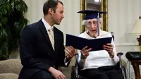 Seorang wanita lanjut usia tak kuasa menahan tangis saat diwisuda ketika umurnya mencapai 97 tahun. (Doc: USA Today)