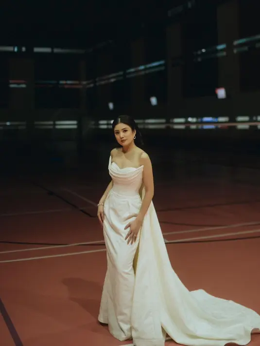 Valencia Tanoesoedibjo dalam balutan dress putih yang memesona. Strapless dress ini memiliki detail train panjang menjuntai hingga ke lantai. Foto: Instagram.