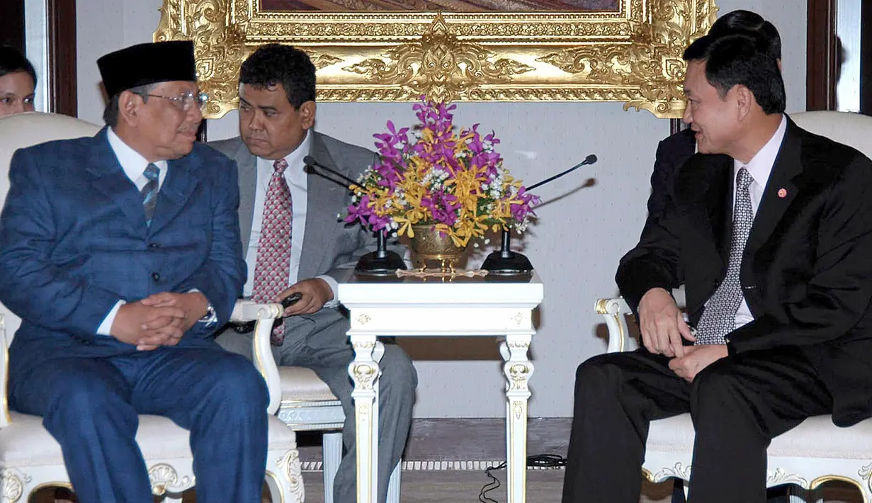 KH Hasyim Muzadi saat masih menjadi Ketua PBNU berbincang dengan PM Thailand Thaksin Shinawatra di Gedung Pemerintahan Bangkok, 28 Maret 2004. KH Hasyim Muzadi wafat di usia 73 tahun, Kamis pagi tadi sekitar pukul 06.15 WIB. (AFP Photo/Government House)