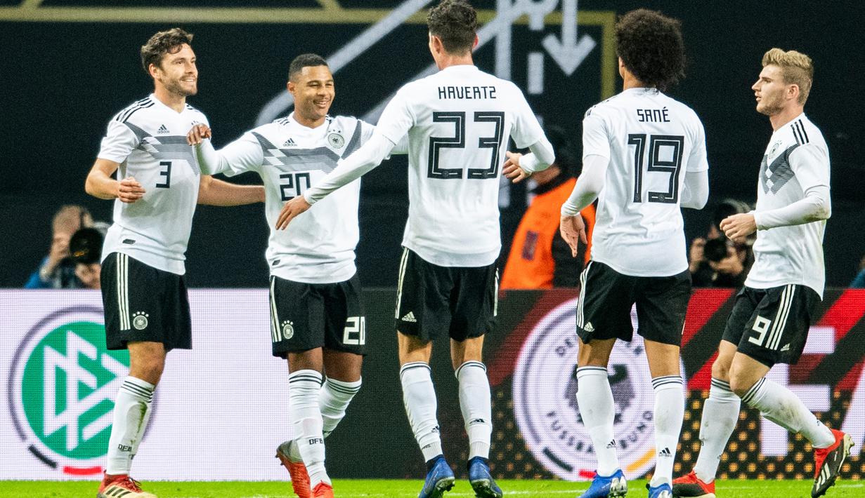 Pemain muda Jerman, Serge Gnabry memastikan kemenangan timnas Jerman dengan gol ketiga pada laga persahabatan kontra Rusia di Stadion Red Bull Arena, Leipzig. Timnas Jerman menang 3-0. (AFP/Robert Michael)