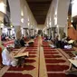 Umat Muslim berkumpul untuk membaca Al-qur'an pada hari pertama bulan suci Ramadhan di Masjid Al-Kabir di kota tua Sanaa, ibu kota Yaman, 2 April 2022. Pada bulan Ramadhan umat muslim memanfaatkan waktu untuk memperbanyak ibadah dengan membaca Al Quran. (MOHAMMED HUWAIS/AFP)