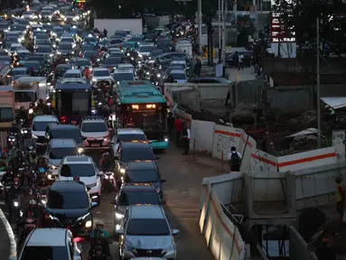 Potret kepadatan arus lalu lintas di simpang ruas jalan sekitar Stasiun MRT Fatmawati dan Jalan Raya TB Simatupang menuju Lebak Bulus, Jakarta, Senin (15/9/2025) sore hari. (Kapanlagi.com/Budy Santoso)