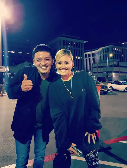 Momen pertemuan Eza dan Agnez Mo di Amerika tahun lalu. Saat itu, Eza bersama anak dan istrinya sedang liburan ke Amerika dan kemudian reuni dengan Agnez. [Instagram/ezayayang]