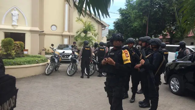 Polisi jaga ketat 153 gereja yang ada dipenjuru Kota Makassar (Fauzan/Liputan6.com)