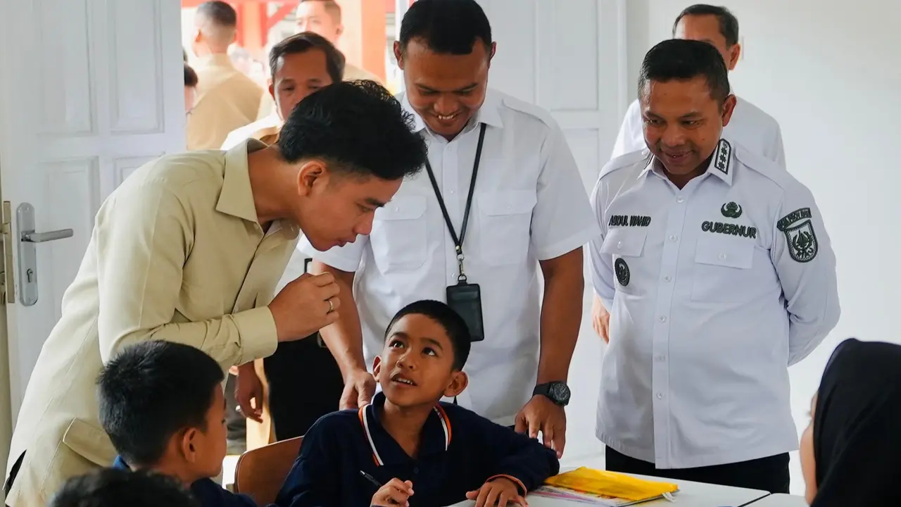 Wakil Presiden Indonesia Gibran Rakabuming Raka berbincang dengan peserta didik sekolah rakyat Pekanbaru.