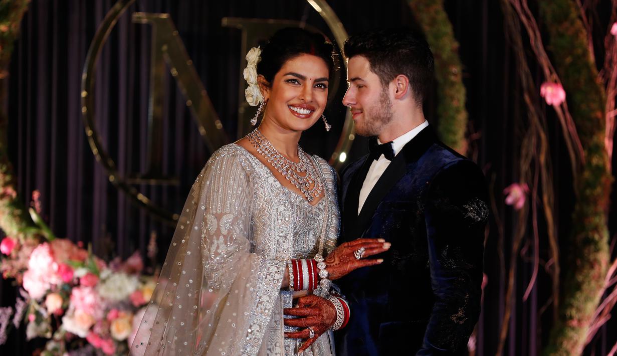 Aktris Bollywood Priyanka Chopra dan musisi AS Nick Jonas berpose saat resepsi pernikahan mereka di New Delhi, India, Selasa (4/12). Pada 1 Desember 2018, mereka menikah secara Kristen. (AP Photo/Altaf Qadri)