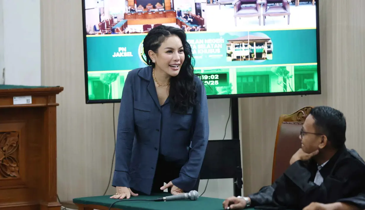 Terdakwa kasus dugaan pemerasan dan Tindak Pidana Pencucian Uang (TPPU) terhadap pengusaha produk kecantikan, Reza Gladys, Nikita Mirzani kembali menjalani sidang lanjutan di Pengadilan Negeri Jakarta Selatan, Senin (10/20/2025). (Kapanlagi.com/Budy Santoso)