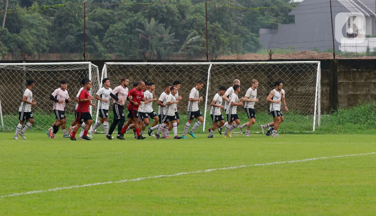 Pemain Persija Jakarta menggelar sesi latihan setelah masa jeda kompetisi di Nirwana Park, Sawangan, Jawa Barat, Rabu (4/1/2023). Pertandingan terdekat yang akan dihadapi Macan Kemayoran adalah melawan Persib Bandung pada laga tunda putaran pertama BRI Liga 1. (Bola.com/M Iqbal Ichsan)