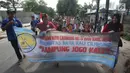 Anak-anak mengikuti pawai keliling dalam acara bertajuk Kampung Jogo Kali di kawasan Lodan, Jakarta Utara, Minggu (12/11). Acara tersebut diadakan dalam rangka perayaan Hari Ciliwung ke-6. (Liputan6.com/Immanuel Antonius)