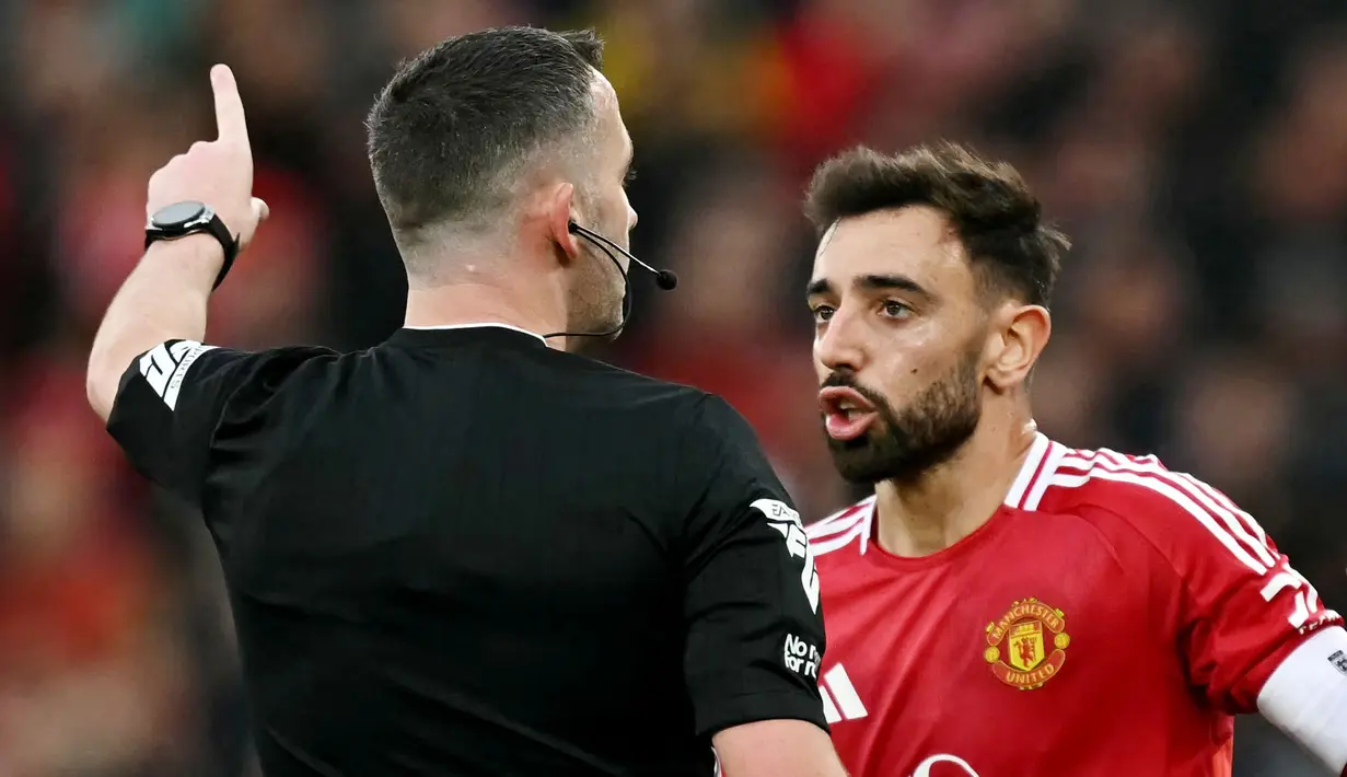 Sang kapten harus mendapatkan kartu merah langsung dari wasit Chris Kavanagh karena melakukan pelanggaran keras terhadap James Maddison. (AFP/Paul Ellis)
