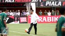 Presiden Joko Widodo menendang bola ke arah pemain PSS saat pembukaan turnamen Piala Presiden 2017 di Stadion Maguwoharjo, Sleman, Sabtu (4/2). 31.000 penonton menyaksikan laga pembuka turnamen Piala Presiden 2017. (Liputan6.com/Helmi Fithriansyah)