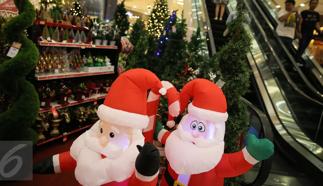 Sejumlah pohon dan pernak-pernik natal yang dijual di Mall Gandaria City, Jakarta, Rabu (9/12/2015). Jelang perayaan hari raya umat Kristen, berbagai pernak-pernik dan hiasan rumah bertema Natal kini mulai marak. (Liputan6.com/Faizal Fanani)