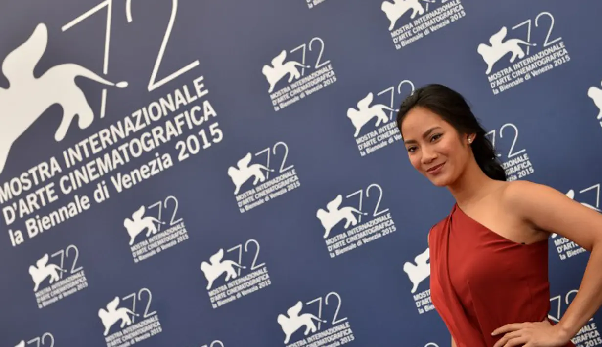 Aktris Tara Basro berpose saat menghadiri film "A Copy of my Mind" pada Festival Film Venesia ke-72 di Italia, Jumat (11/9/2015). Tara bersama Chicco Jerikho dan sutradara Djoko Anwar hadir memperkenalkan filmnya di ajang ini. (AFP PHOTO/TIZIANA FABI)