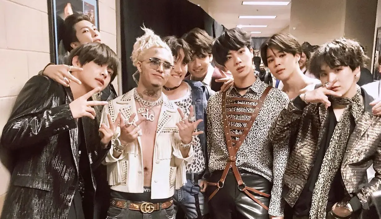 BTS juga terlihat berpose dengan produser sekaligus penulis lagu, Lil Pump. Lihat gaya BTS dan Lil Pump terlihat sangat keren. (Foto: koreaboo.com)