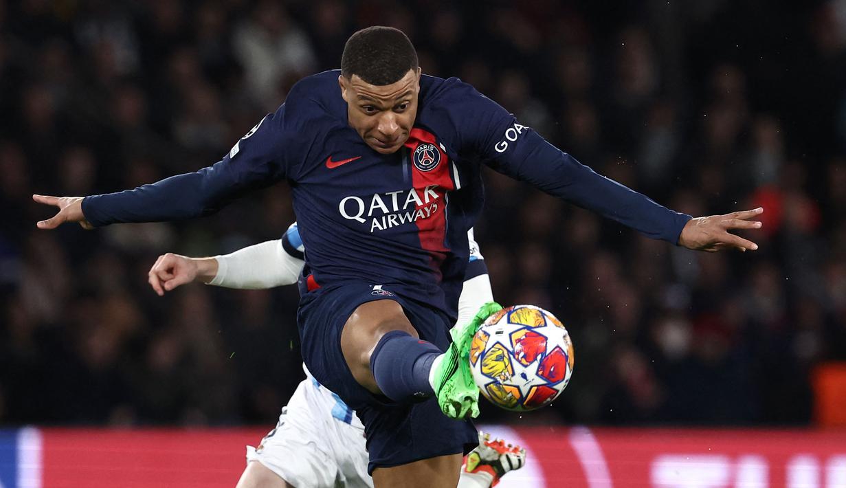 <p>Pemain PSG, Kylian Mbappe berusaha mengontrol bola saat laga leg pertama 16 besar Liga Champions 2023/2024 melawan Real Sociedad di Parc des Princes, Paris, Prancis, Kamis (15/02/2024) WIB. (AFP/Franck Fife)</p>