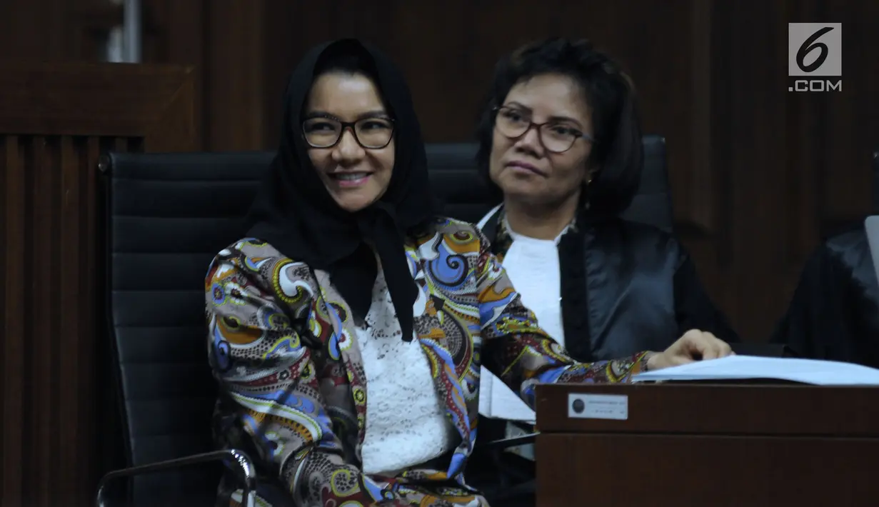 Terdakwa gratifikasi pemberian izin lokasi perkebunan kelapa sawit, Rita Widyasari (kiri) menyimak keterangan saksi pada sidang lanjutan di Pengadilan Tipikor, Jakarta, Rabu (23/5). Sidang mendengar keterangan saksi. (Liputan6.com/Helmi Fithriansyah)