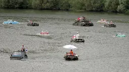 Mobil amphibi ini berlomba menjadi yang tercepat dalam acara reli "Amphib 2014" yang berlangsung di  sungai Mosel, Jerman, Minggu (3/8/2014)  (AFP PHOTO/Fredrik VON Erichse)