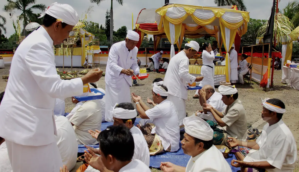 Umat Hindu melakukan prosesi penyucian dalam upacara Tawur Agung di Serang, Banten, Jumat (20/3/2015). Upacara tersebut merupakan ritual sebelum tapa brata penyepian dengan sembahyang dan diakhiri pembakaran ogoh-ogoh. (Liputan6.com/Andrian M Tunay)