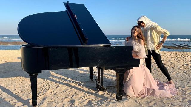 6 Potret Kebersamaan Amanda Caesa dan Ibunda, Bak Kakak Adik