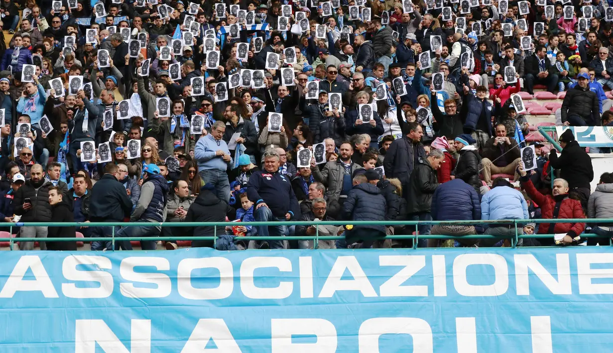 Suporter memegang Poster pemain Napoli, Kalidou Koulibaly pada laga  Serie A Liga Italia di San Paolo stadium, Minggu (7/2/2016).  Kalidou mendapat dukungan atas tindakan rasis dari fans Lazio. (AFP/Carlo Hermann)
