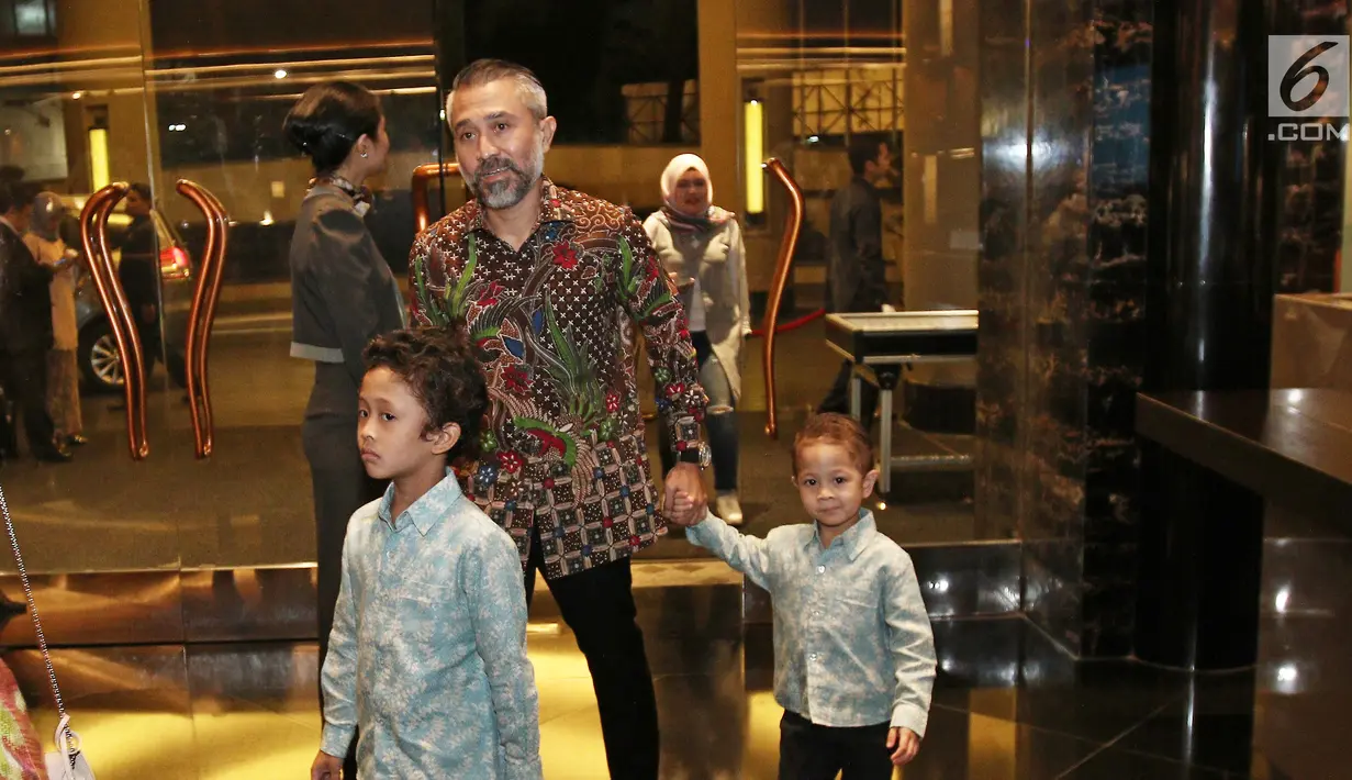 Aktor Lukman Sardi menghadiri resepsi pernikahan Raisa Andriana dengan Hamish Daud di Ayana Midplaza, Jakarta Pusat, Minggu (3/9). Pesta pernikahan Raisa dan Hamish dihadiri sederet nama besar di industri hiburan Tanah Air. (Liputan6.com/Herman Zakharia)