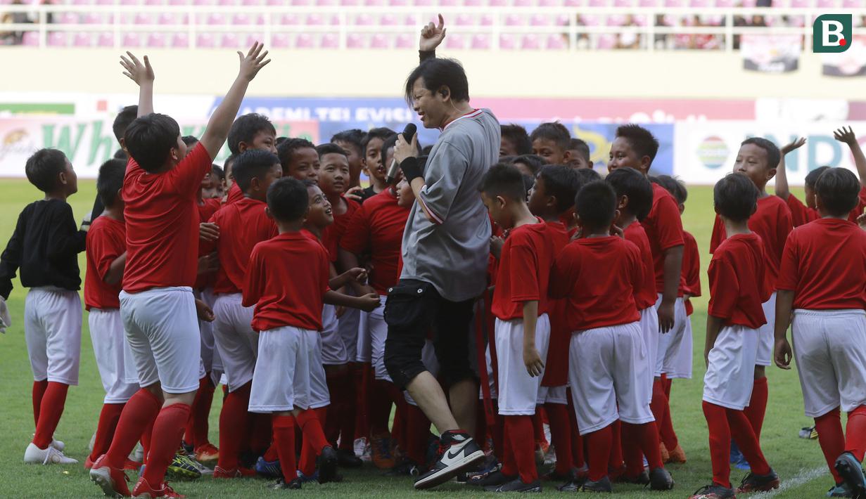 Armand Maulana bersama grup band GIGI memeriahkan acara Pembukaan Piala Presiden 2022 di Stadion Manahan, Solo, Jawa Tengah, Sabtu (11/6/2022). (Bola.com/Arief Bagus)
