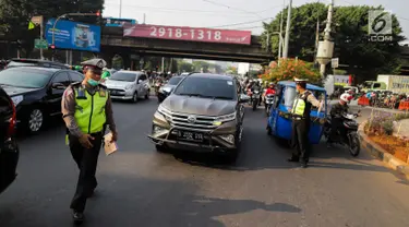 Polisi menghentikan kendaraan saat pemberlakuan perluasan sistem ganjil genap di kawasan Jalan Fatmawati Raya, Jakarta, Senin (9/9/2019). Polisi memberlakukan tilang terhadap pengendara yang melanggar aturan sistem ganjil genap di jalan tersebut. (Liputan6.com/Faizal Fanani)