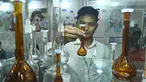 Seorang pengunjung mengamati sebuah gelas labu laboratorium dalam Pameran Farmasi Asia di Dhaka, Bangladesh, Jumat (28/2/2020). Pameran yang berfokus pada produk dan layanan medis serta teknologi farmasi ini berlangsung pada28 Februari hingga 1 Maret 2020. (Xinhua/Str)