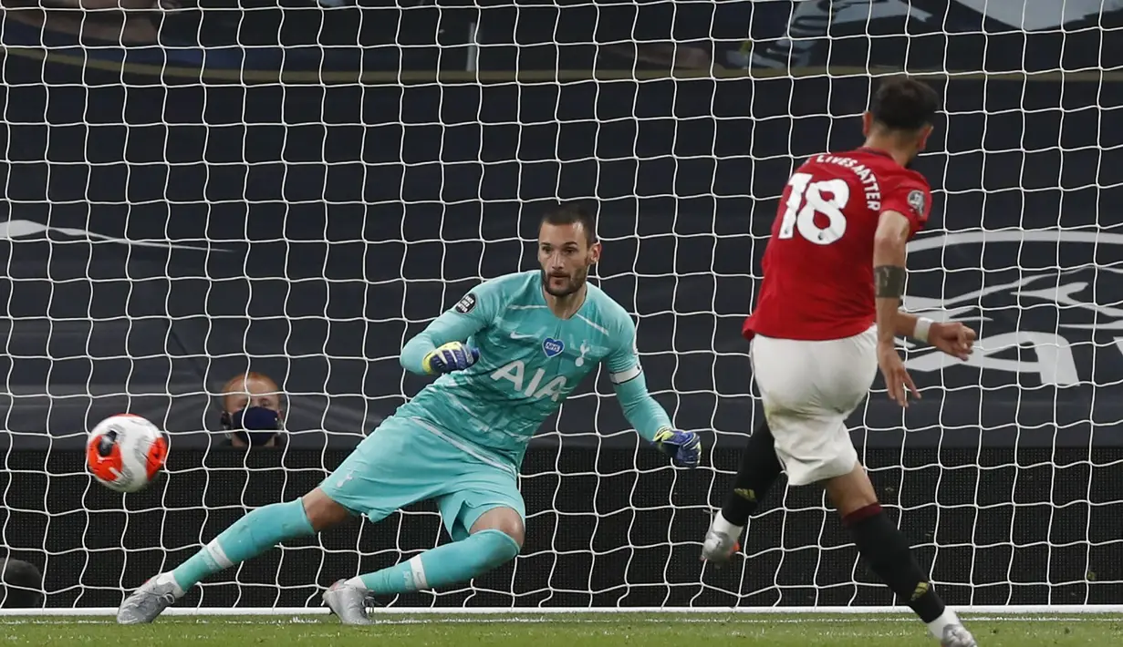 Tottenham Hotspur vs Manchester United, (20/6/2020). Bruno Fernandes mencetak gol penyeimbang 1-1 melalui tendangan penalti setelah sempat tertinggal lewat gol gelandang Tottenham, Steven Bergwijn. Hasil akhir, Manchester menahan imbang Tottenham, 1-1. (AP Photo/Pool/Shaun Botterill)