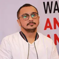 "Yang jelas kalau misalnya dibilang momentumnya itu semenjak ketemu Jokowi sih. Pak Jokowi menunjukkan kalau kita bekerja untuk rakyat dengan jujur, benar, kerja keras pasti ada kok perubahan di negeri ini," ujar Giring. (Nurwahyunan/Bintang.com)