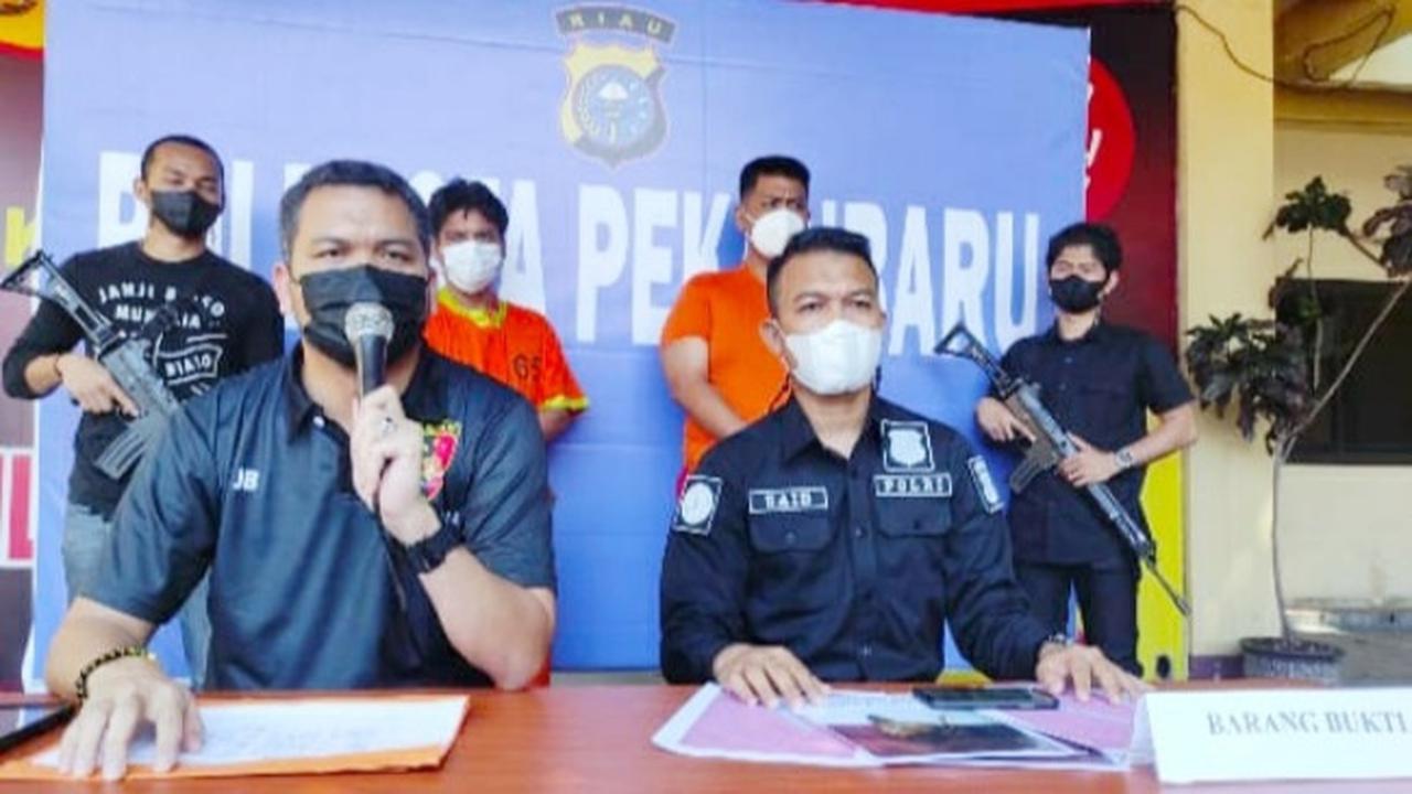 Otak pelaku teror kepala anjing (baju orange kanan) saat dihadirkan polisi dalam konferensi pers.