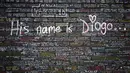 Ragam tulisan dari para pengunjung di mural baru untuk mendiang Diogo Jota yang terlihat di perumahan dekat Stadion Anfield, Liverpool, Inggris, Senin (11/08/2025) waktu setempat. Karya tersebut dibuat oleh seniman bernama MurWalls. (AFP/Paul Ellis)