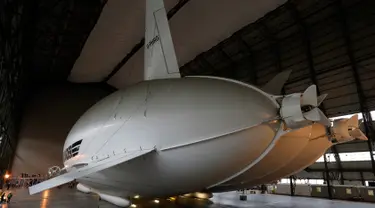 Gambar dari The Airlander 10 saat peluncuran media di Cardington Airfield, Bedfordshire, Senin (21/3). Pesawat yang di produksi oleh perusahaan Inggris, Hybrid Air Vihicles (HAV), ini diklaim menjadi pesawat terbesar di dunia. (ADRIAN DENNIS/AFP)