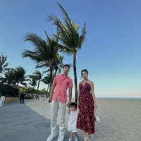 Ia tampak mengenakan halter summer dress warna merah, dipadukan dengan sepatu wedges dan mini bag putih. [@nikitawillyofficial94]