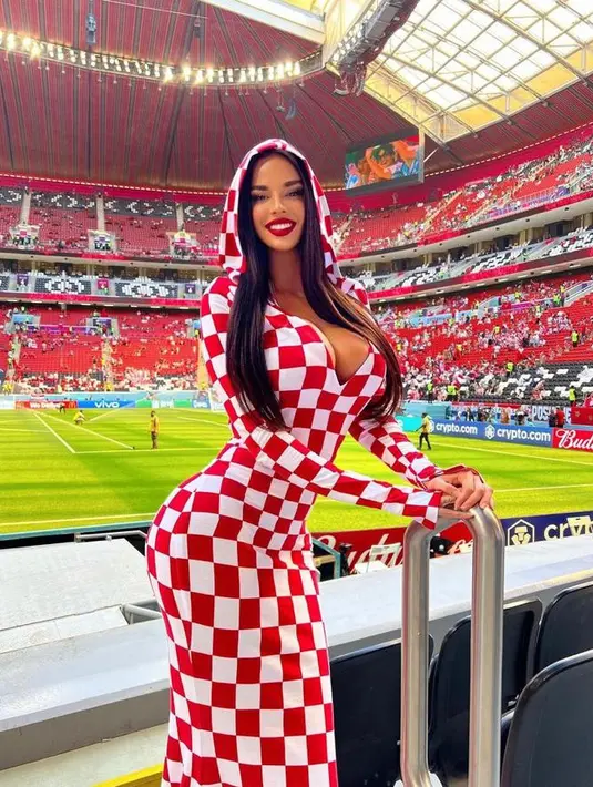 Adalah Ivana Knoll yang nekat berpakaian seksi saat datang ke Stadion Al Bayt untuk mendukung negaranya yang berduel dengan Maroko pada Rabu, [23/11]. @knolldoll.