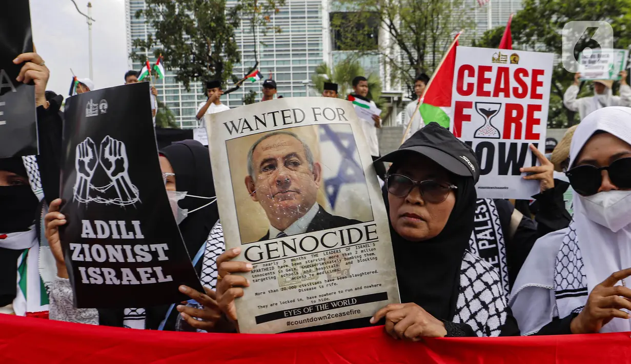 Masa yang tergabung dalam Aqsa Working Group (AWG) melakukan aksi damai di depan Kedutaan Besar Amerika Serikat, Jakarta, Jumat (17/5/2024). (Liputan6.com/Angga Yuniar)