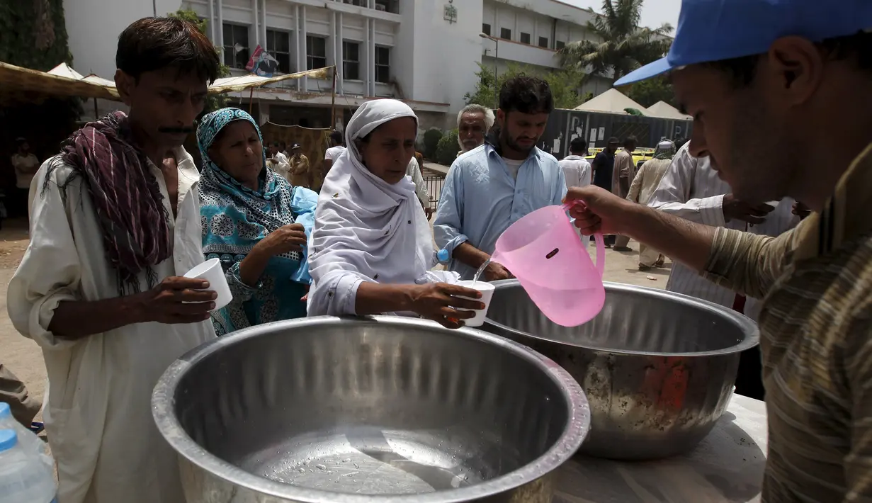 Warga mengantre air minum saat cuaca panas yang ekstrem di Jinnah Postgraduate Medical Centre, Karachi, Pakistan, Selasa (23/6/2015). Gelombang panas membuat warga Pakistan tak bisa jauh dari air untuk bertahan hidup. (REUTERS/Akhtar Soomro)