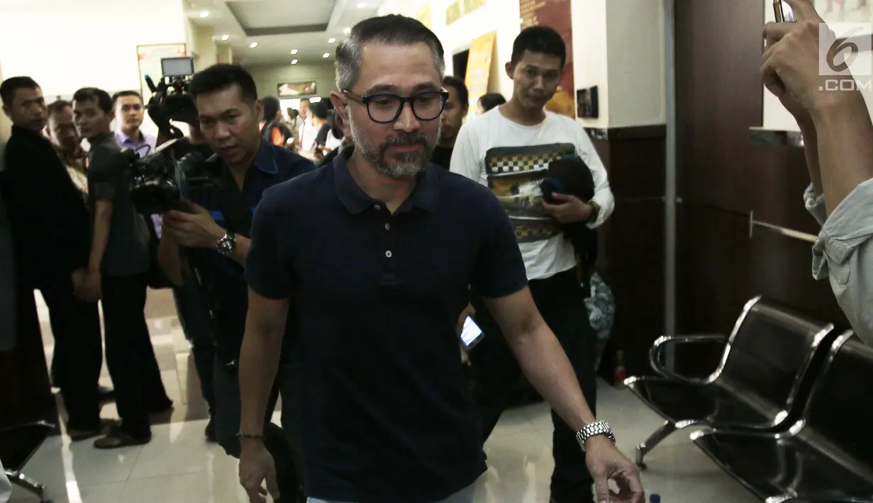 Aktor Lukman Sardi mendatangi Polres Metro Jakarta Selatan, Jumat (4/8). Lukman yang datang sendiri itu memberikan dukungan moril kepada Tora Sudiro yang ditahan terkait dugaan kepemilikan 30 butir Dumolid (Liputan6.com/Herman Zakharia)