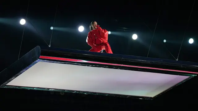 Hamil Anak Kedua, Rihanna Curi Perhatian di Super Bowl 2023