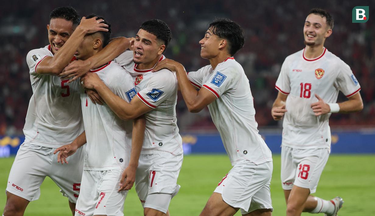 <p>Gelandang Timnas Indonesia, Marselino Ferdinan, dipeluk rekan-rekannya setelah mencetak gol ke Gawang Arab Saudi pada matchday 6 Kualifikasi Piala Dunia 2026 Zona Asia di Stadion Utama Gelora Bung Karno (SUGBK), pada Selasa (19/11/2024) malam WIB. (Bola.com/Abdul Aziz)</p>