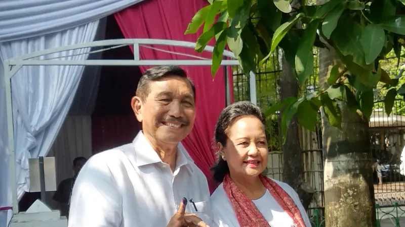 Luhut Binsar Pandjaitan dan istri usai pencoblosan di TPS 005, Kuningan