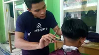 Jelang lebaran tukang cukur Garut panen (Liputan6.com/Jayadi Supriadin)
