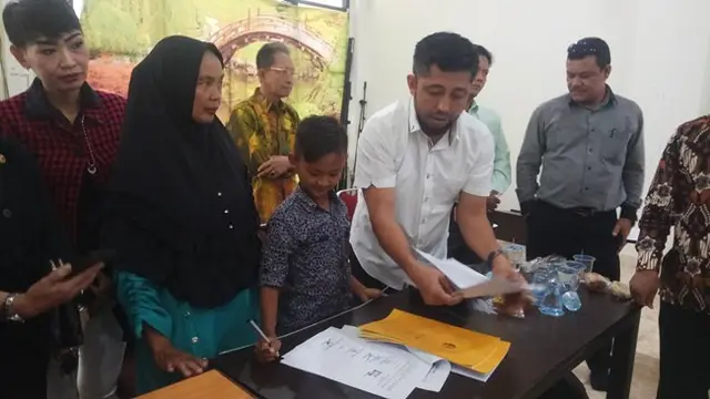 Bocah Arazaqul bersama ibunya, Maryatun, menuntut keadilan ke Polda Riau