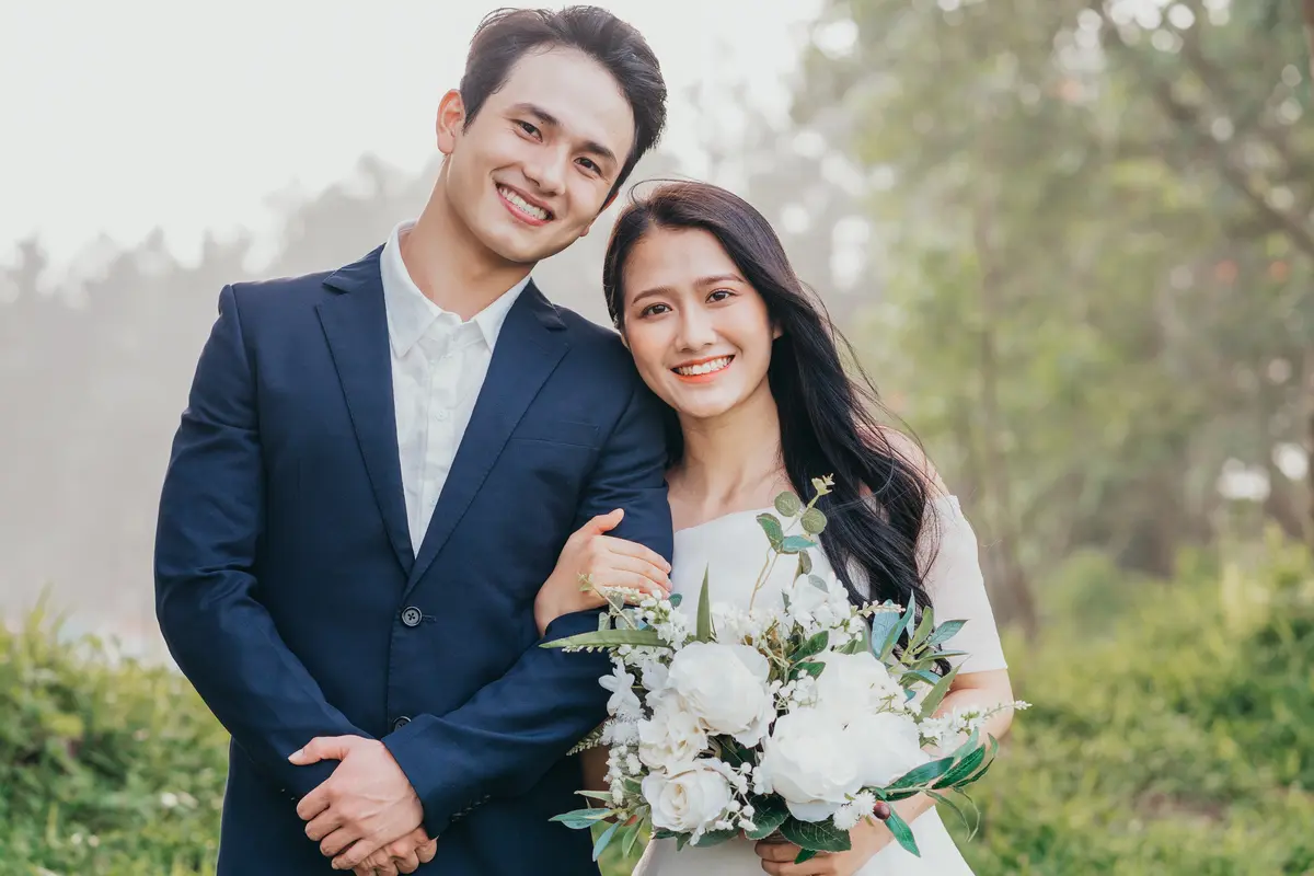 couple februari bergandengan wedding