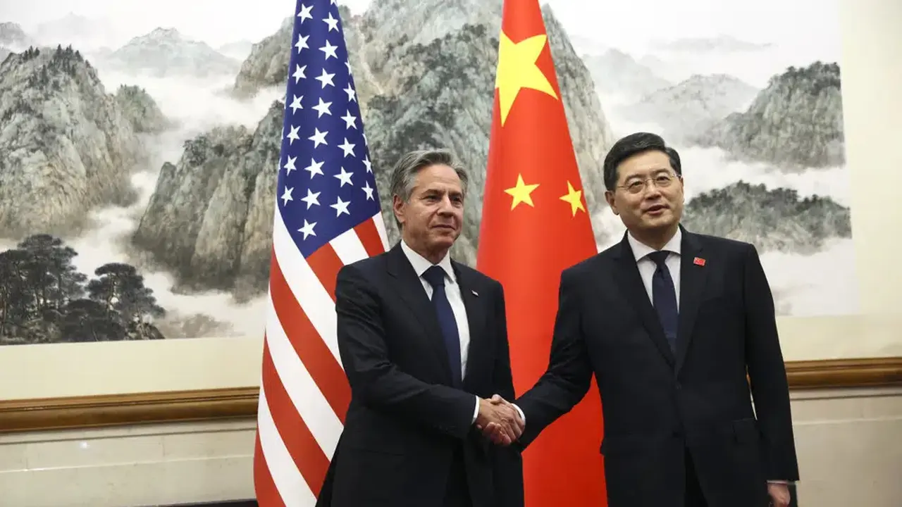 Menteri Luar Negeri AS Antony Blinken, kiri, berjabat tangan dengan Menteri Luar Negeri China Qin Gang, kanan, di Diaoyutai State Guesthouse di Beijing, China, Minggu, 18 Juni 2023. (Leah Millis/Pool Photo via AP)